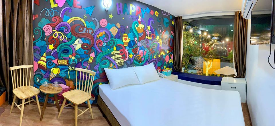 review-Rainbow-Hotel-Cửa-L&ograve;-ph&ograve;ng-nghỉ